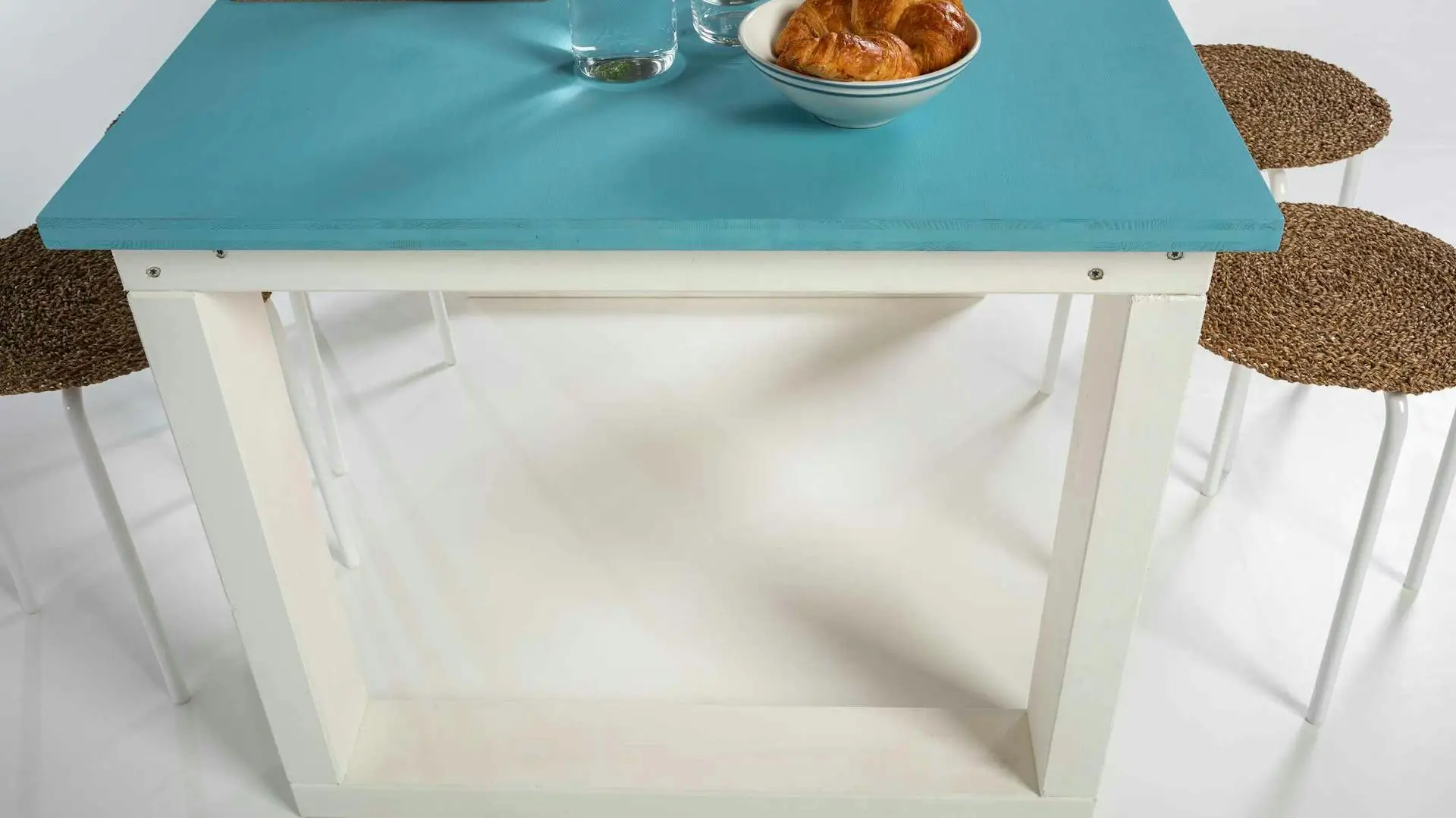 Paint tray with paint